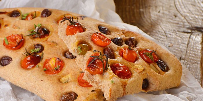 Focaccia con pomodori, olive e aglio